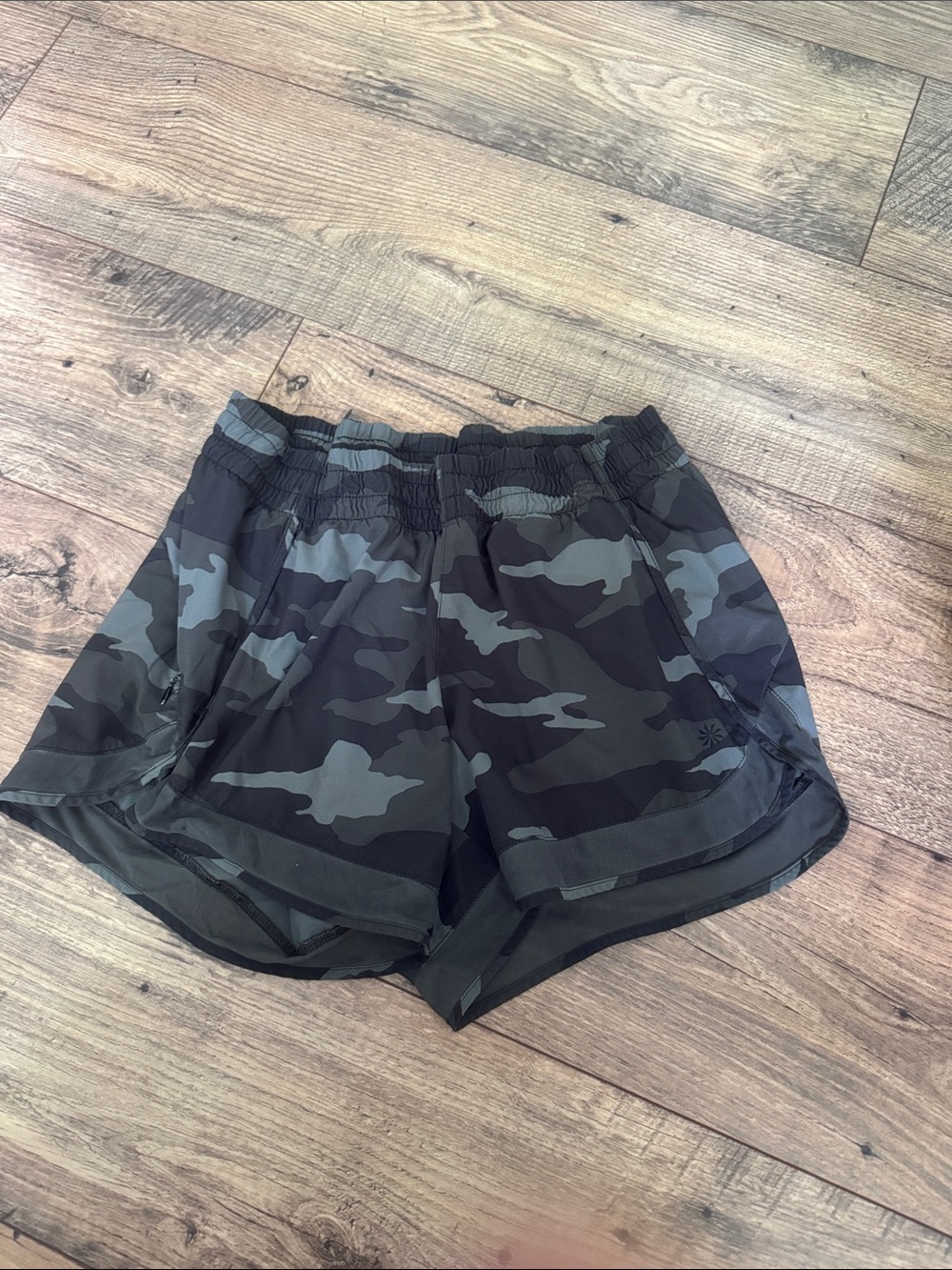 Women’s 4” Athleta mesh racer run shorts camo small